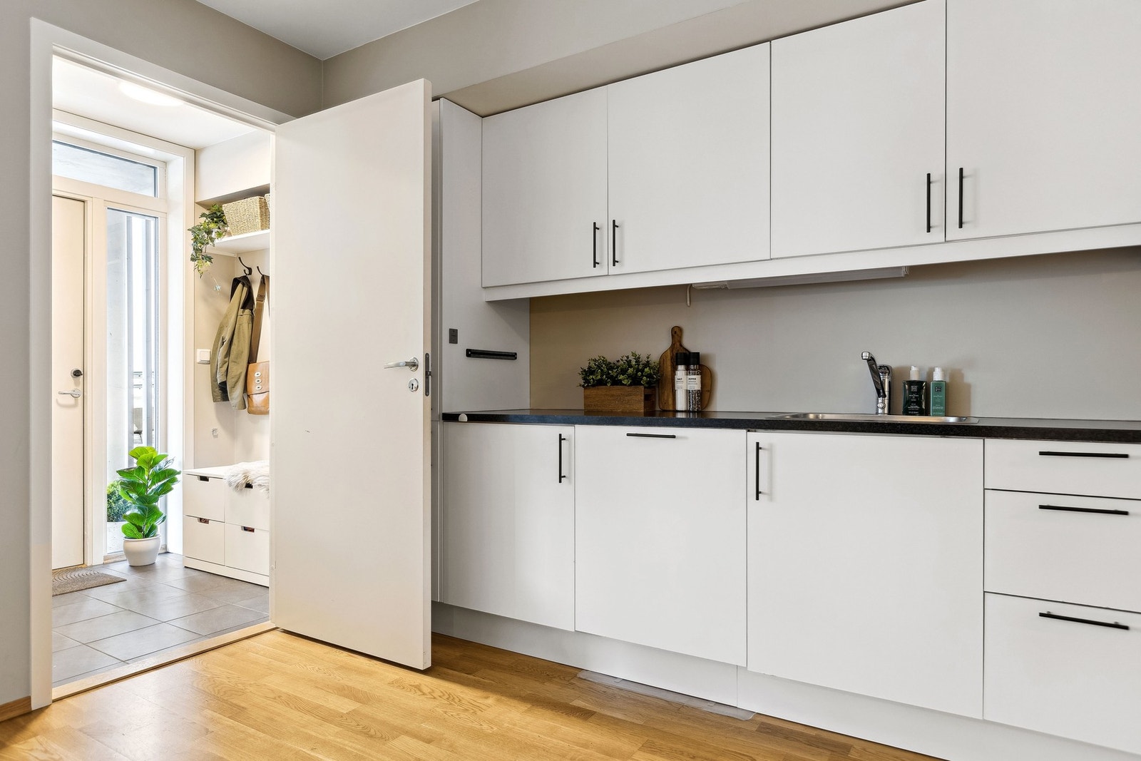 Videre fra kjøkkenet har man entréen. Galleribilde