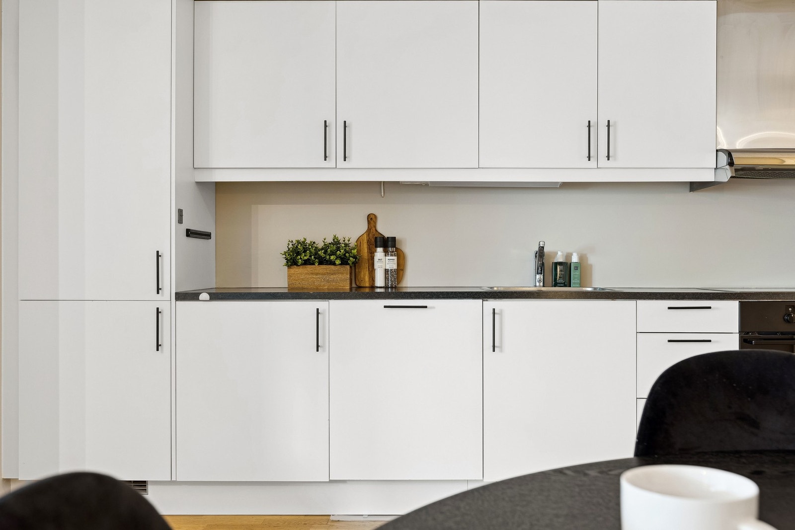 Kjøkkenet er utstyrt med integrerte hvitevarer som platetopp, stekeovn, oppvaskmaskin og kjøl/fryseskap. Galleribilde