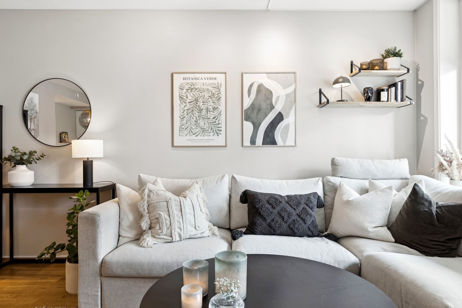 De nøytrale fargevalgene gjør det enkelt å sette sitt eget preg på leiligheten gjennom interiør og dekor. Galleribilde