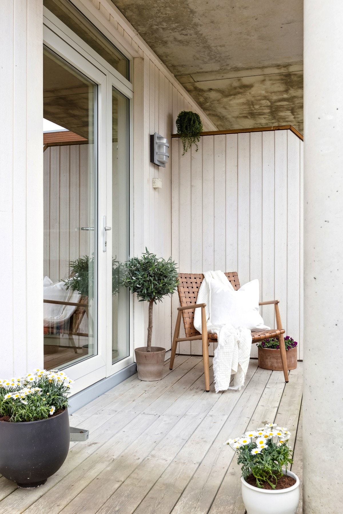 Terrassen måler ca. 5 kvm og kan innredes med ønsket utemøblement og dekorasjoner. Galleribilde