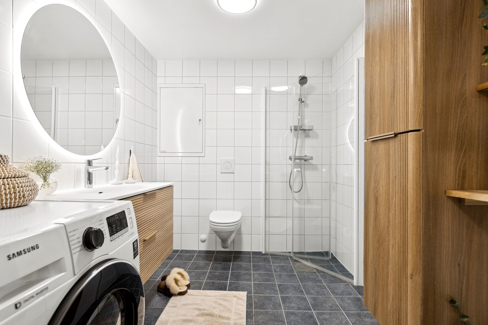 Pent flislagt baderom med gulvvarme i gulv. Galleribilde