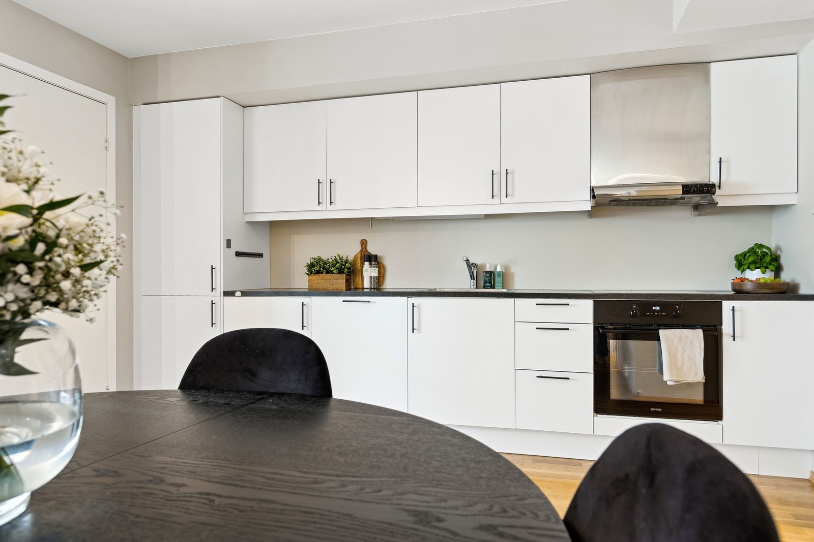 Stue og kjøkken ligger i en åpen løsning med naturlige soner for innredning. Galleribilde