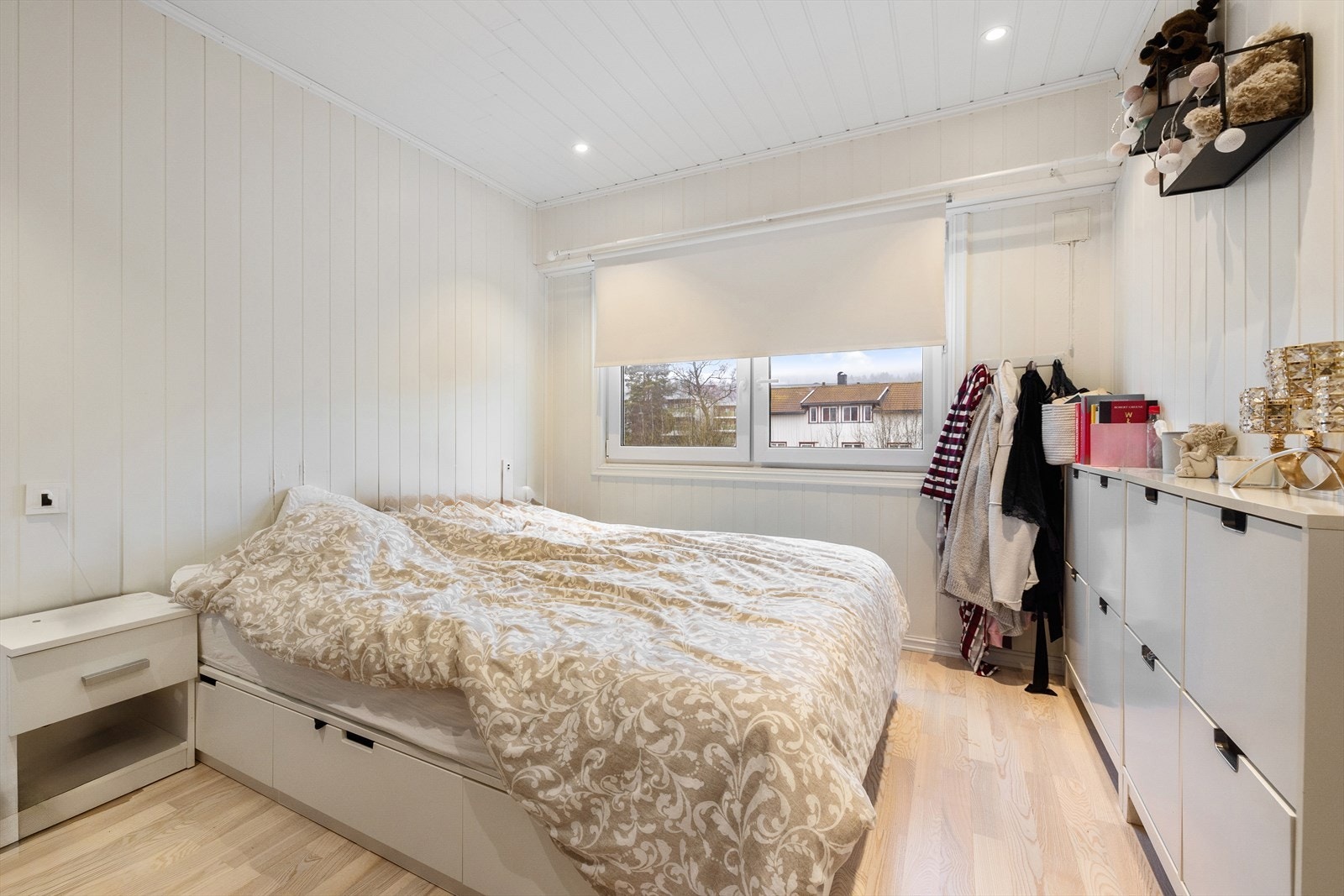 Hovedsoverommet er av god størrelse, med god plass til dobbeltseng med tilhørende møblement og oppbevaring/garderobe. Galleribilde