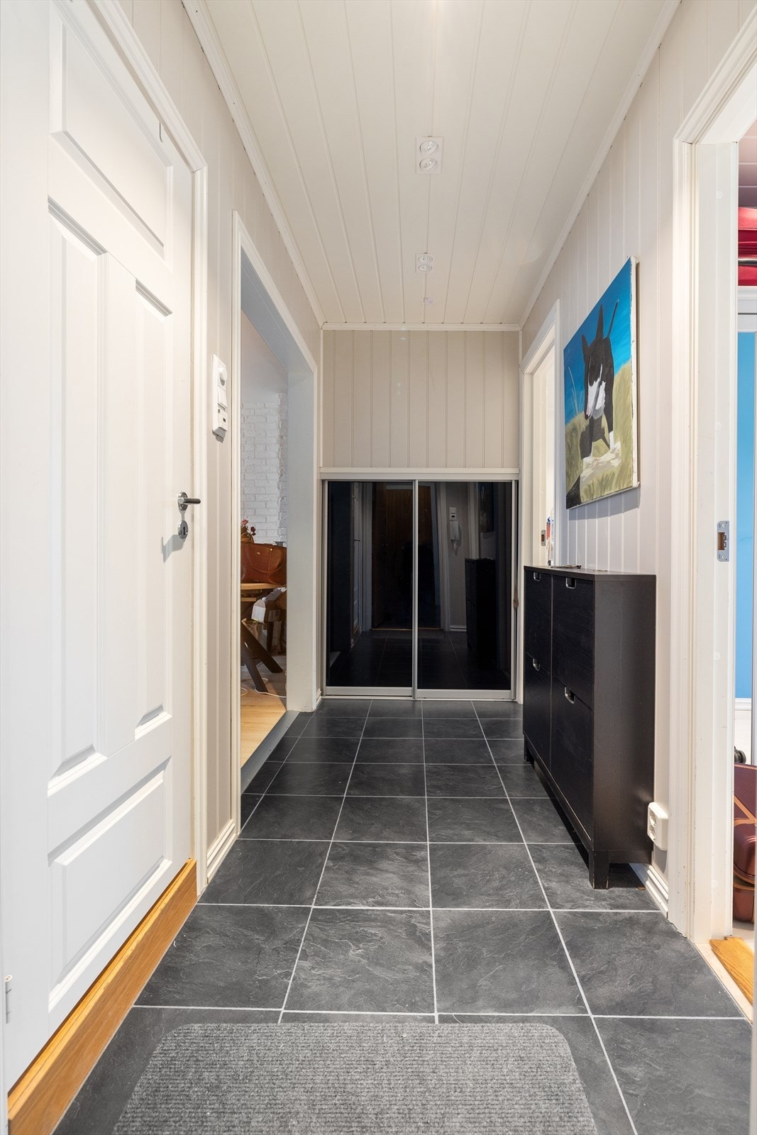 Stor og romslig entré/gang med godt med lagringsplass. Velkommen inn! Galleribilde