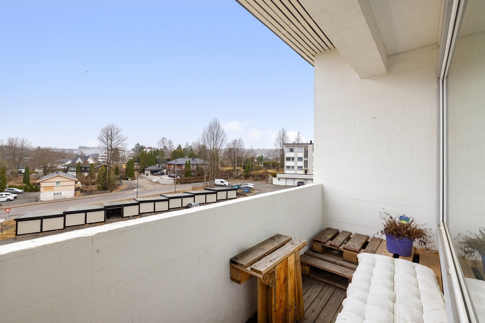 Fra stuen er det utgang til en lun og usjenert balkong på 4m². Galleribilde
