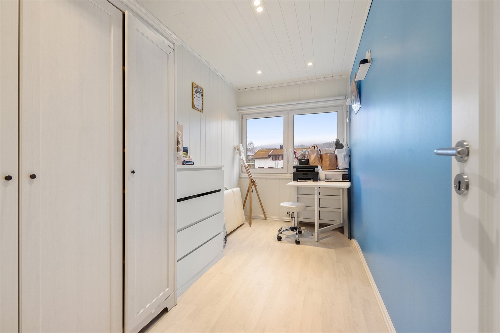 Soverom 2 er også romslig, med plass til seng og/eller skrivepult, tilhørende møblement og oppbevaring/garderobe. Galleribilde