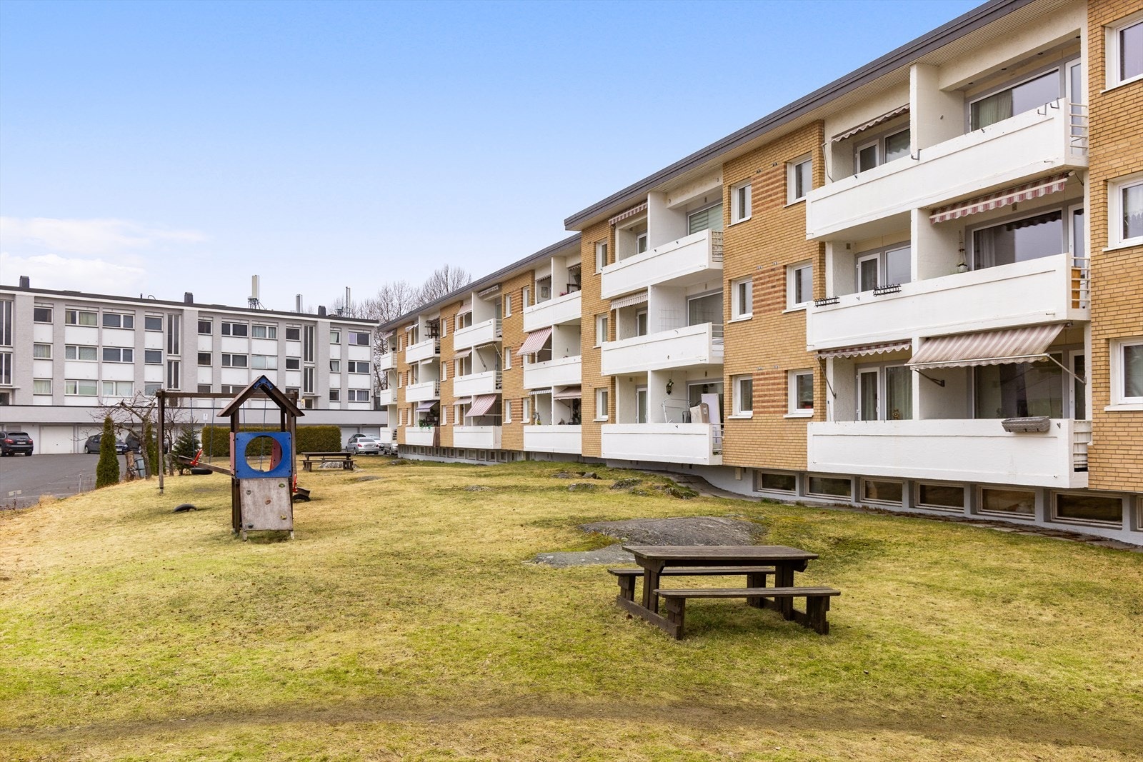 Boligen ligger i et rolig, men svært sentralt område på Lørenskog. På sommerstid kan du bade på Langgrunna badeplass som kun ligger en 6 minutters spasertur fra leiligheten. Galleribilde