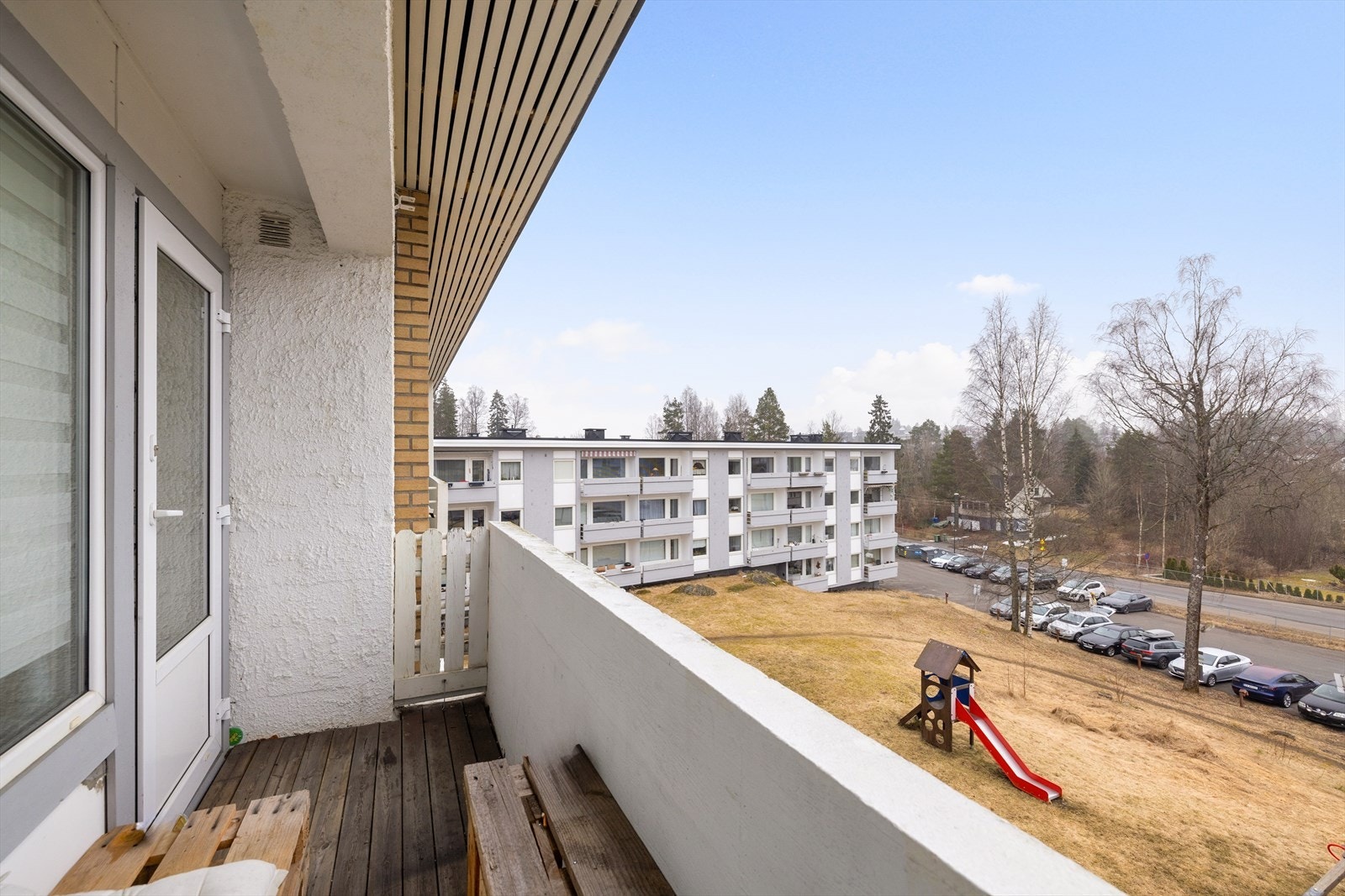 Her har du utsyn mot fellesarealet og plass til å møblere med utemøbler etter eget ønske og behov. Galleribilde