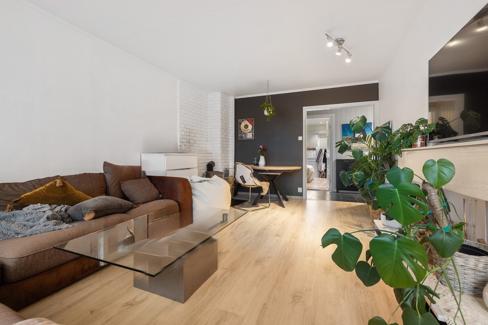 Stor og lys stue med god plass til sofagruppe, TV-møblement og spisebord. Galleribilde