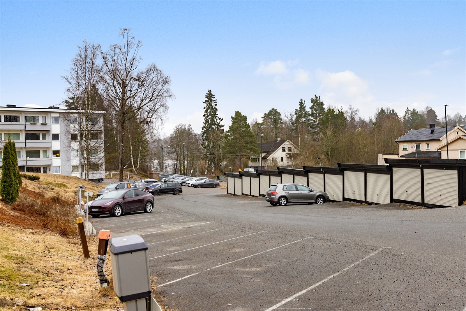 Sameiet har garasjeplasser og faste parkeringsplasser som leies ut etter venteliste. Galleribilde