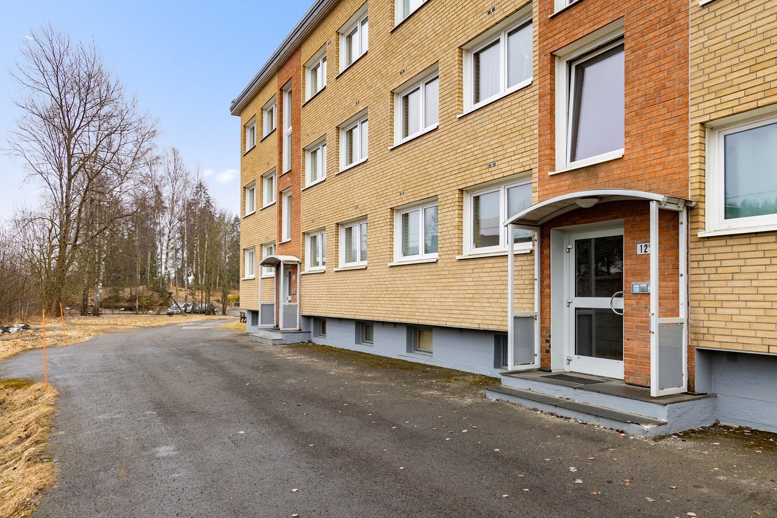 Felles utvendig inngangsparti er velholdt og pent. Galleribilde