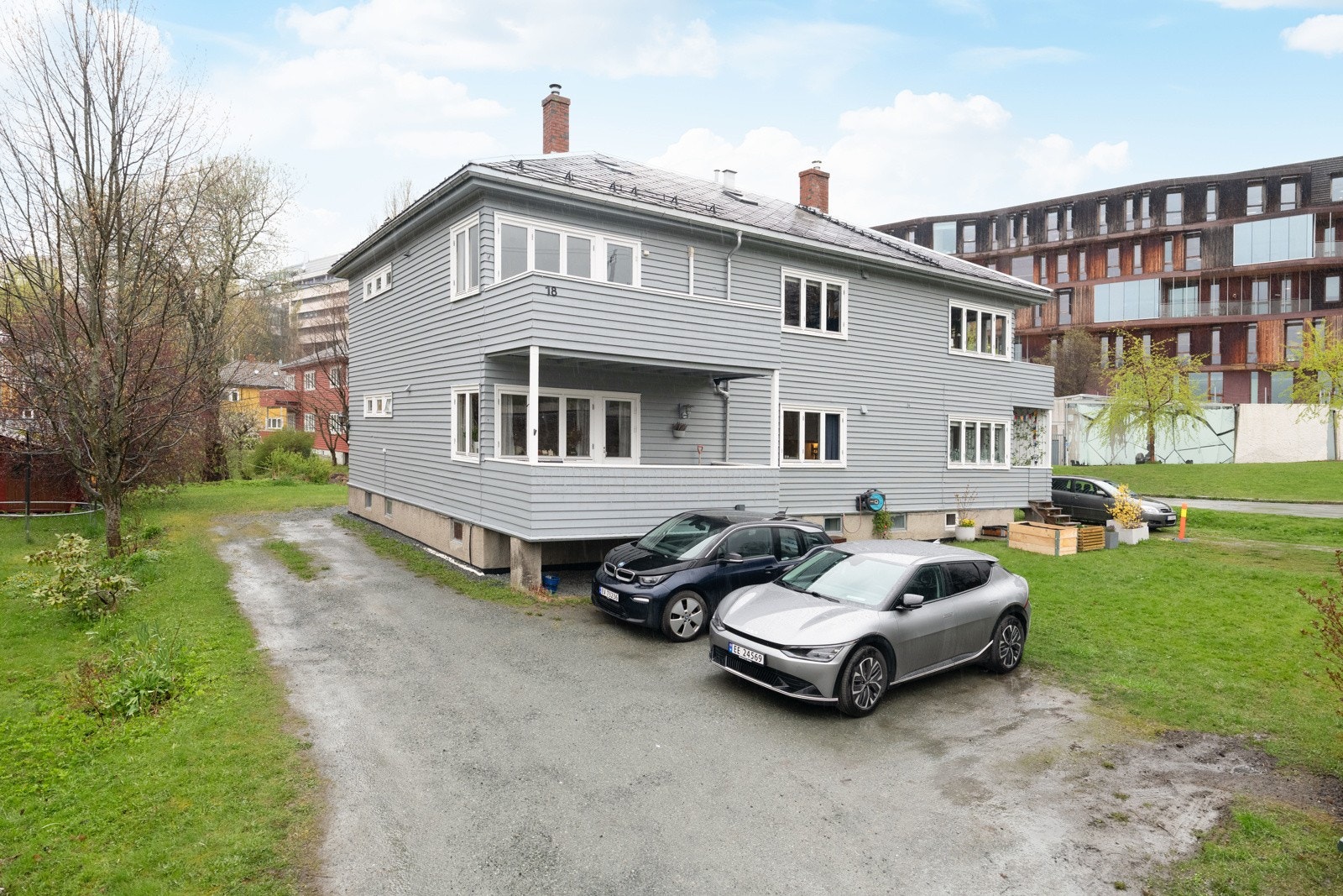 Utenfor huset er det flere parkeringsplasser som fordeles mellom de fire husstandene. I tillegg er det en utvendig sykkelbod for oppbevaring. Galleribilde
