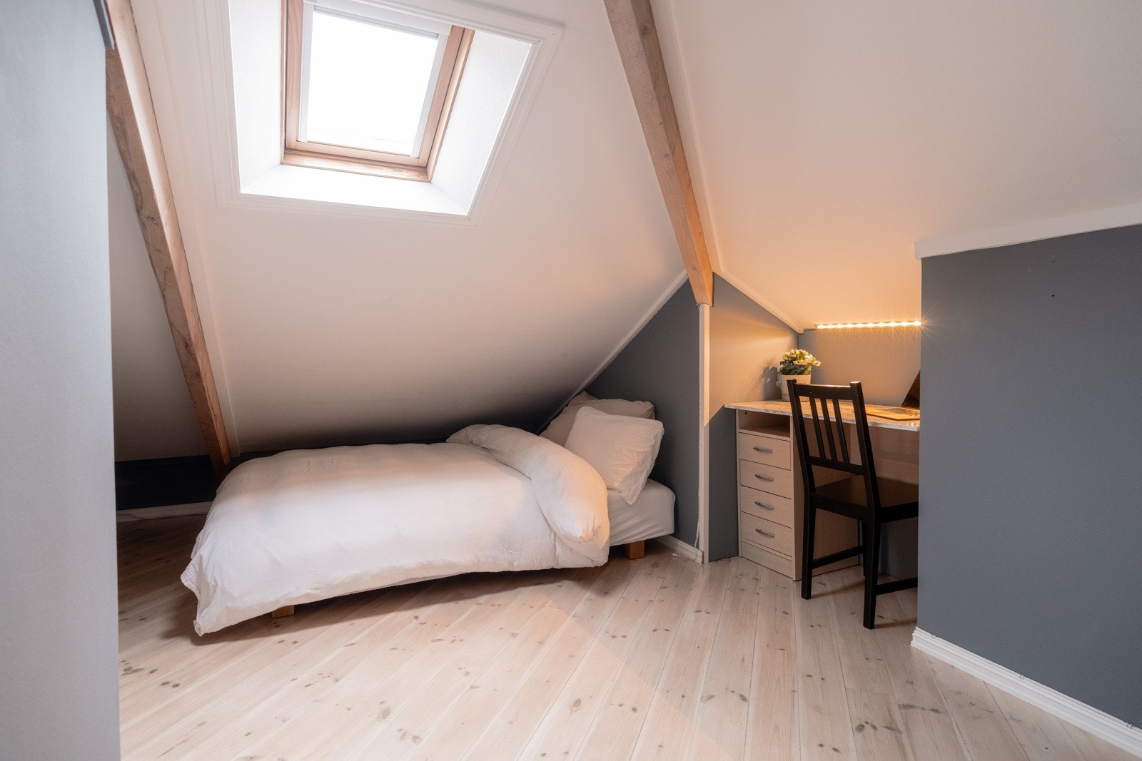 Det foreligger godkjente byggetegninger for innredning av loft, men det er ikke utstedt ferdigattest eller brukstillatelse. Galleribilde
