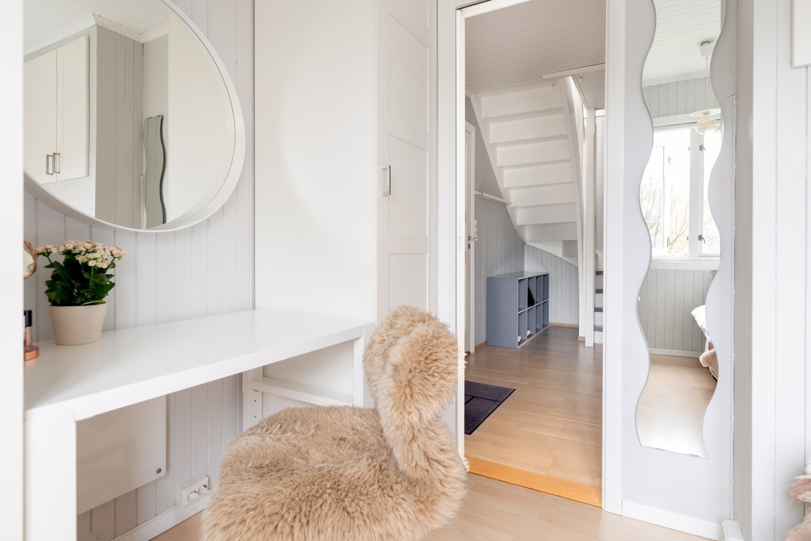Her er det også gode oppbevaringsmuligheter, samt plass til å innrede med en kontorpult. Galleribilde