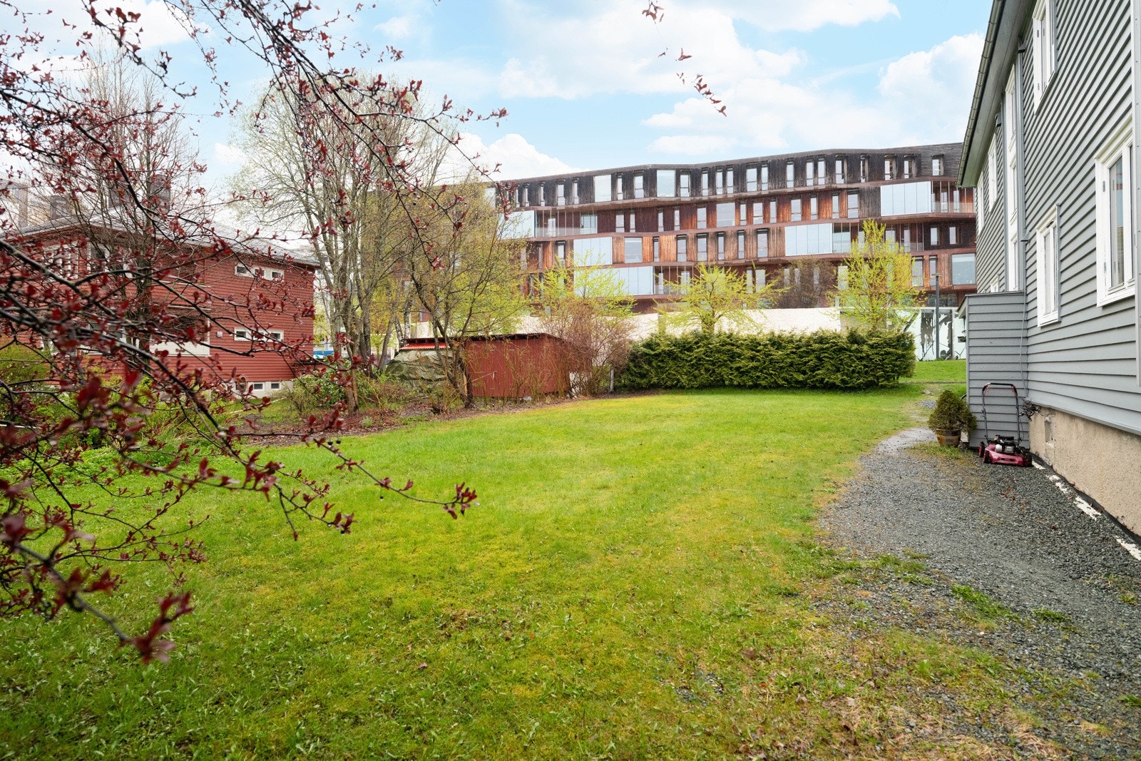 Boligen har et hyggelig uteområde med stor felles plen, perfekt for rekreasjon og sosiale sammenkomster. Galleribilde