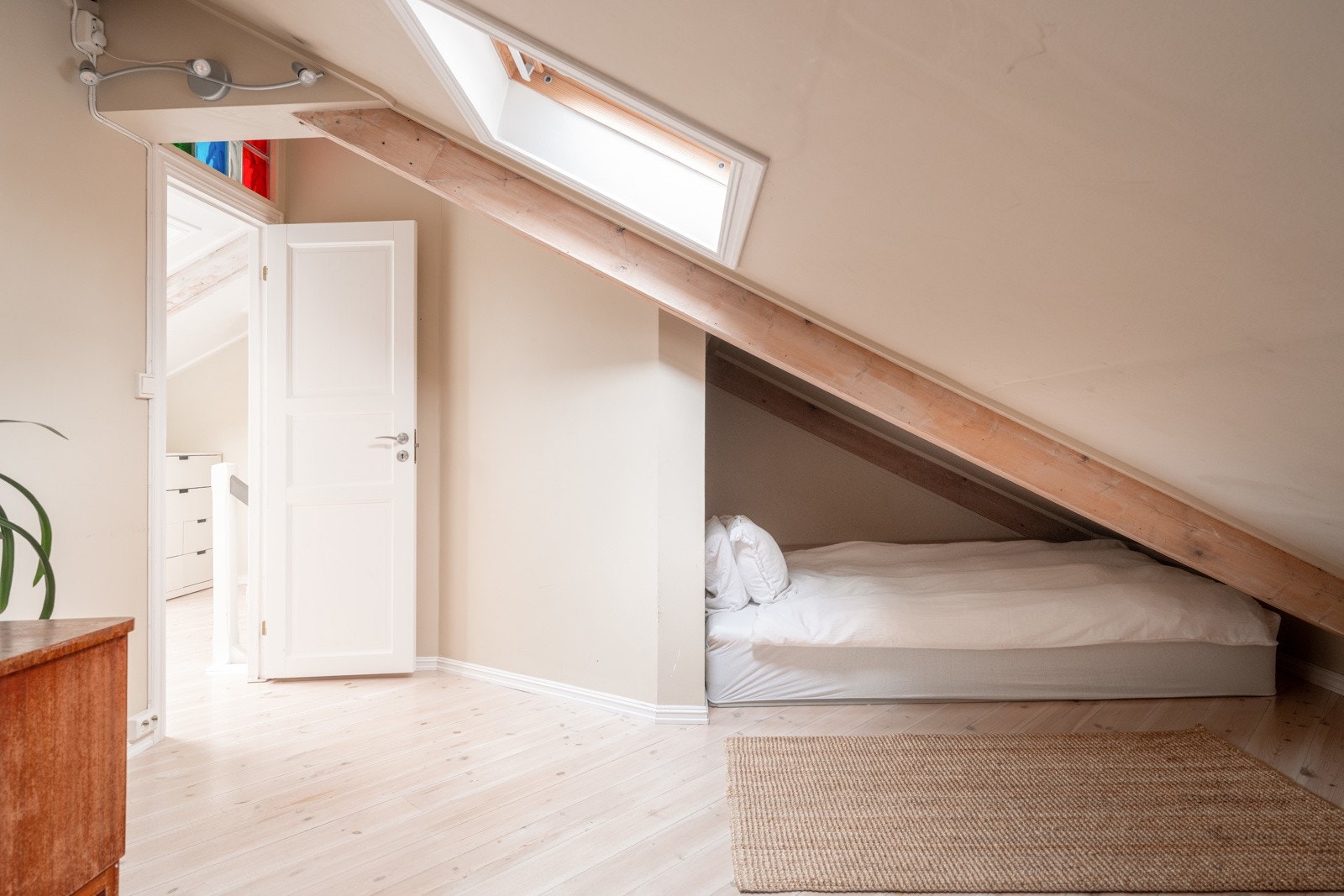 Rommene har slette vegger og er malt i moderne nyanser. Galleribilde