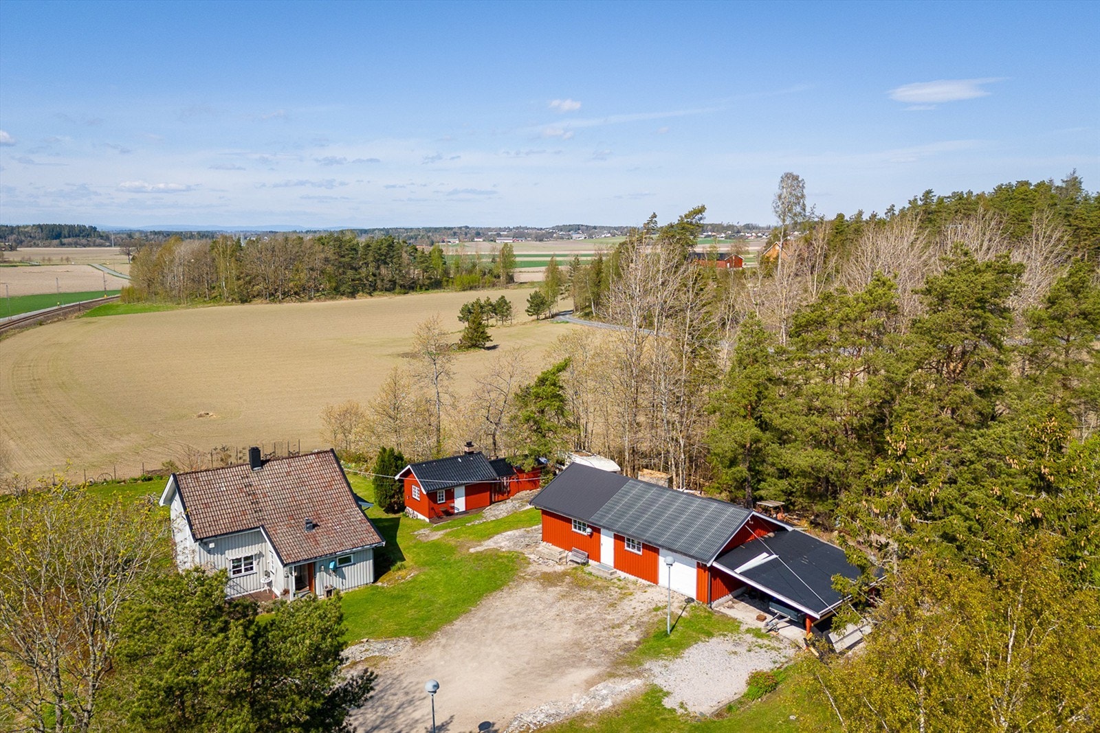 Her har du alle muligheter til å leve tett på naturen og skape et hjem med plass til både ro og aktivitet. Rikelig med parkeringsmuligheter på egen tomt. Galleribilde