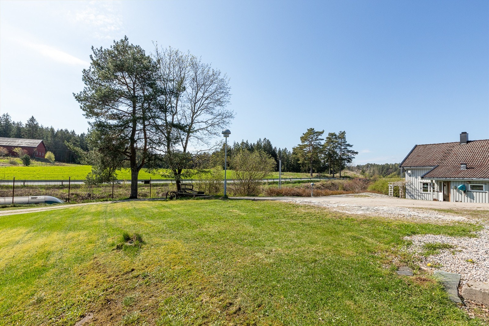 Toglinjen ligger i en nedfelt trasse og passerer på få sekunder. Galleribilde