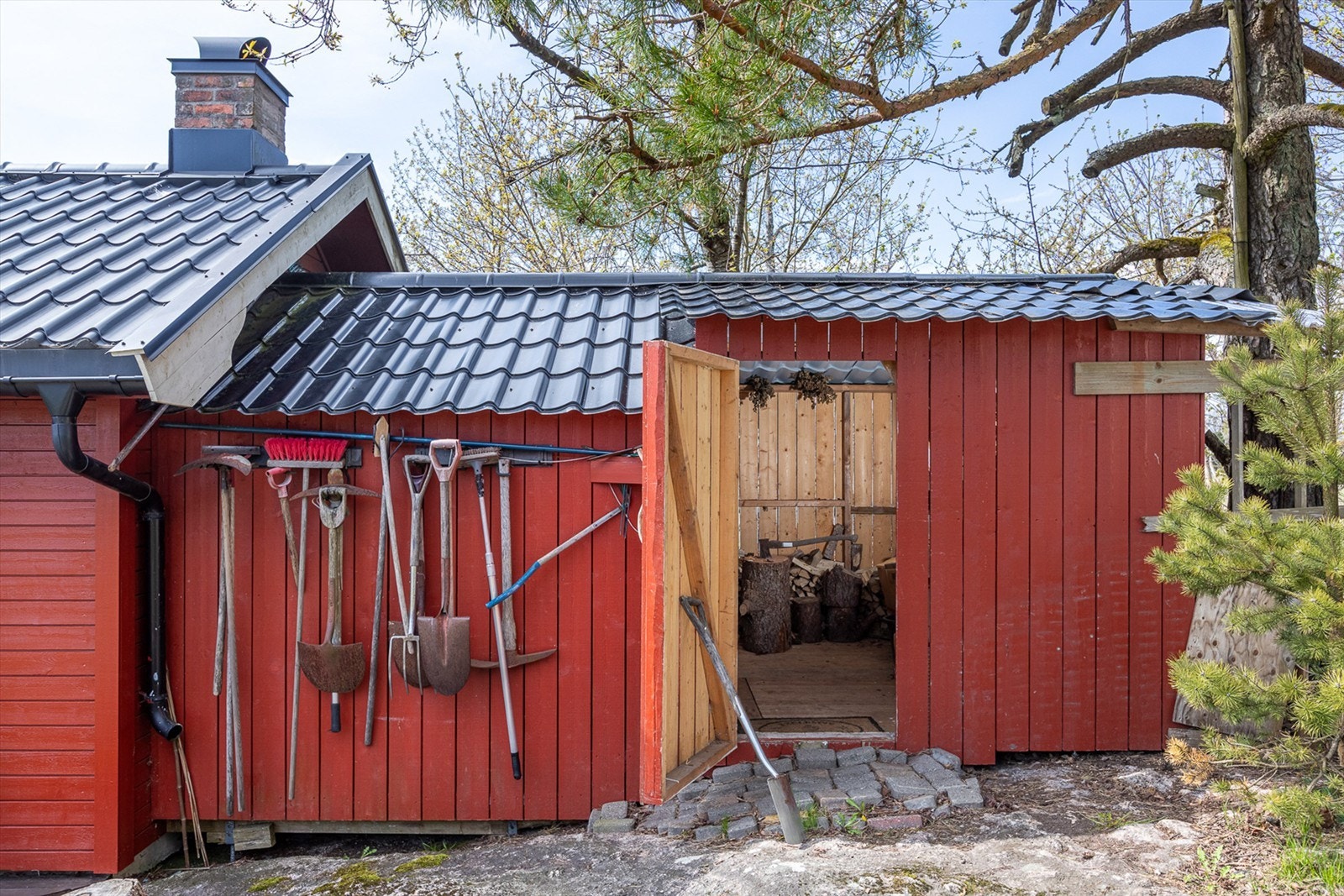 Rikelig med oppbevaringsplass i boden. Galleribilde
