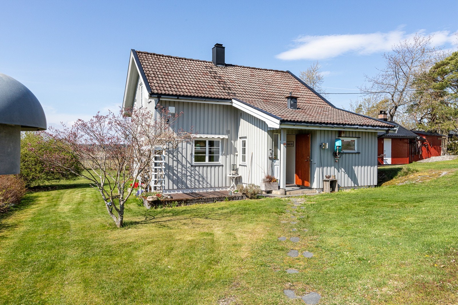 Eiendommen ligger landlig til, og består av en koselig enebolig, et velutstyrt snekkerverksted med tilhørende garasje, samt et anneks med badstue - alt på en stor tomt med plass til både ro og aktiviteter. Galleribilde