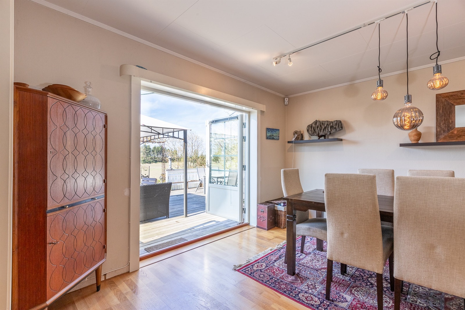 Fra stuen er det utgang til en romslig veranda på ca. 48 m², hvor du kan nyte solen, sette ut spisebord eller lage en koselig uteplass for avslapning og samvær. Galleribilde