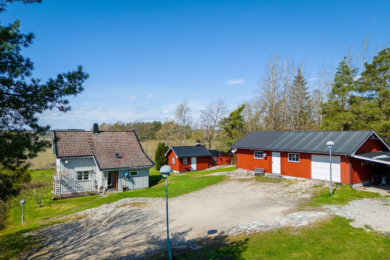 Gamle Kjellerødvei 2 presenteres av Kenneth Graarud Olsen i Krogsveen. Et sjarmerende lite småbruk, idyllisk beliggende rett utenfor Karlshus. Galleribilde