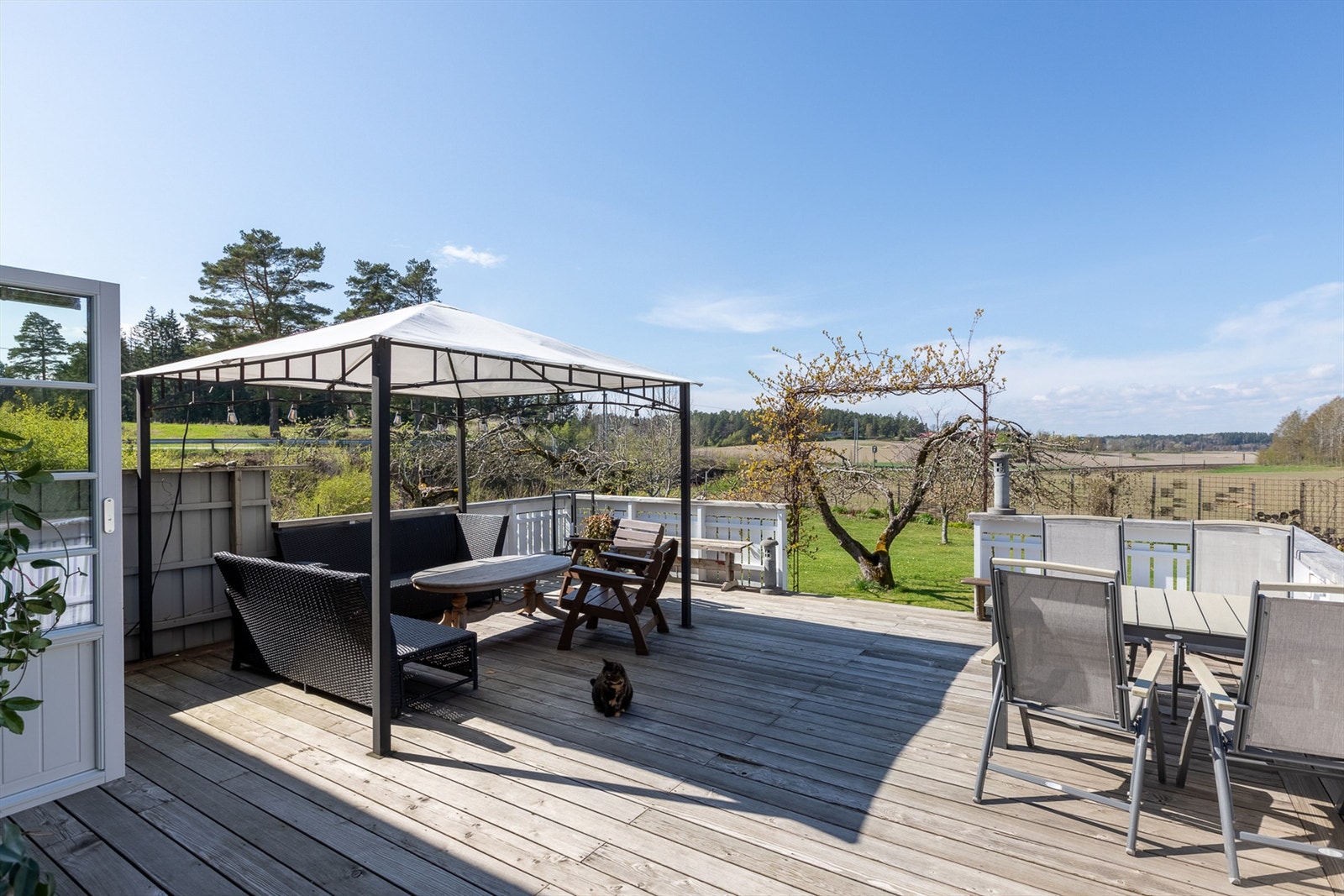 Stor vestvendt veranda med rikelig plass til utemøbler, perfekt for å nyte solrike dager og vakre kvelder i avslappende omgivelser. Galleribilde