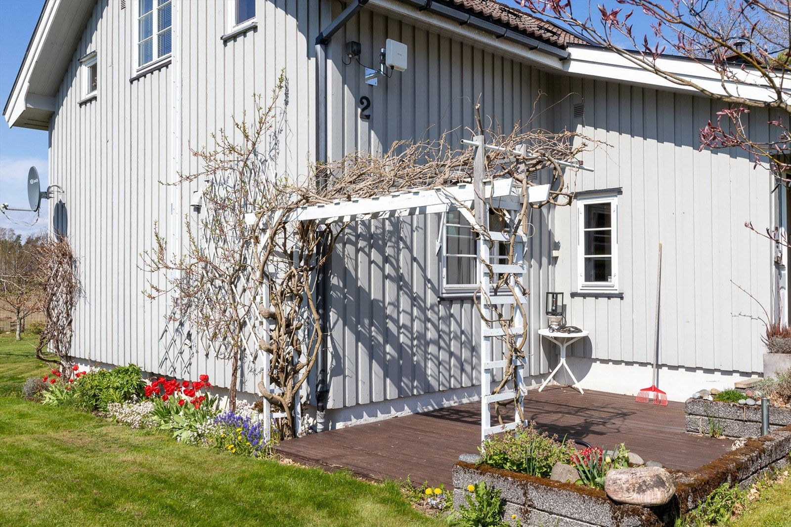 Eiendommen har flere solrike uteplasser som gir deg muligheten til å nyte solen hele dagen, enten du ønsker å slappe av på terrassen, i hagen eller ute i det friske luftrommet rundt boligen. Galleribilde