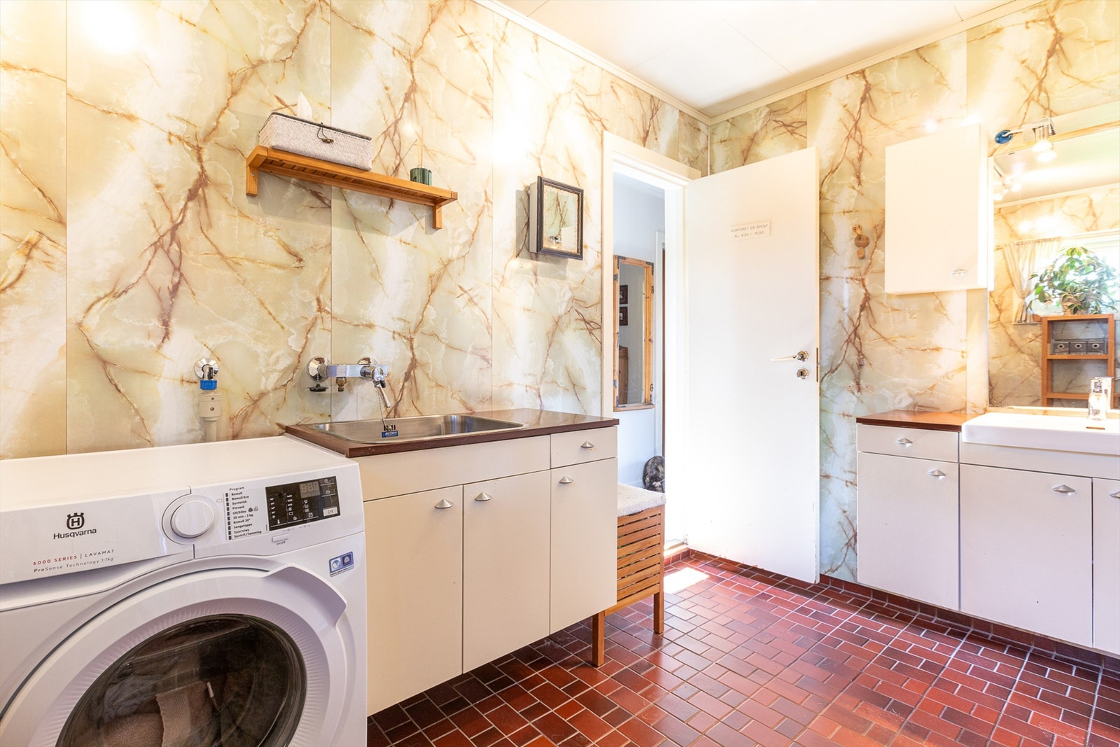 Badet er praktisk innredet med skyllekum, servant med innredning, dusjhjørne, badekar og gulvklosett. Galleribilde