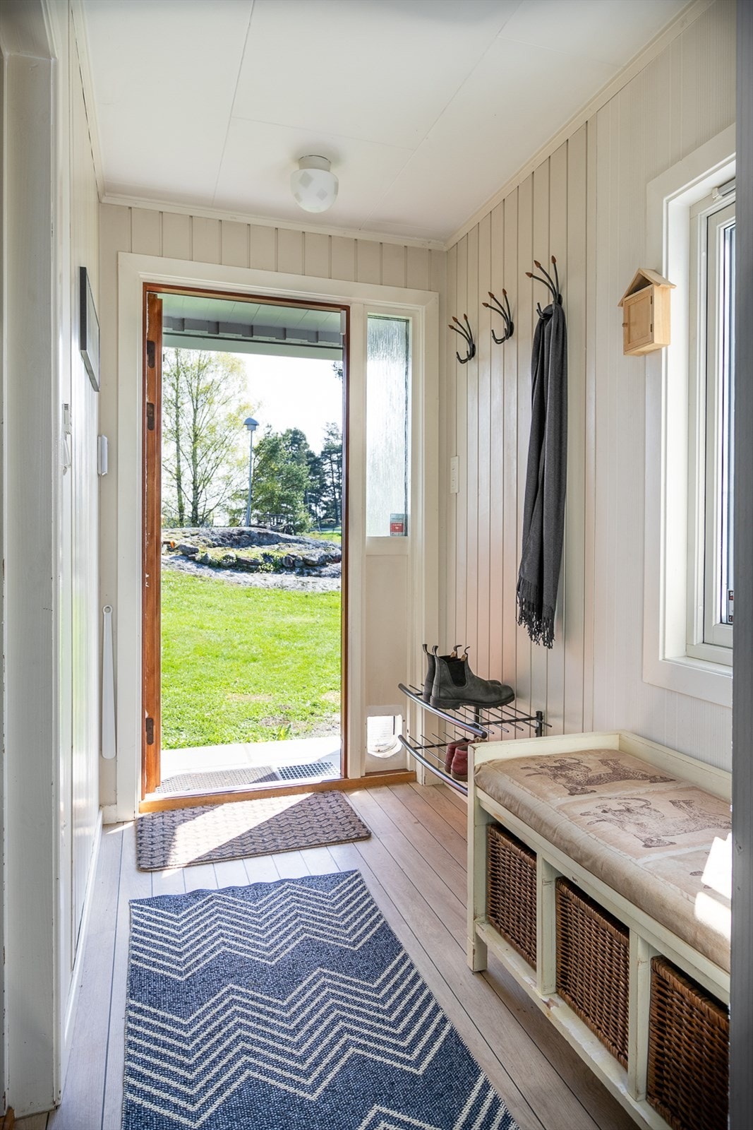 Hyggelig entré med god plass til å henge fra seg yttertøy og sko, som gir et ryddig og innbydende førsteinntrykk når du kommer hjem. Galleribilde
