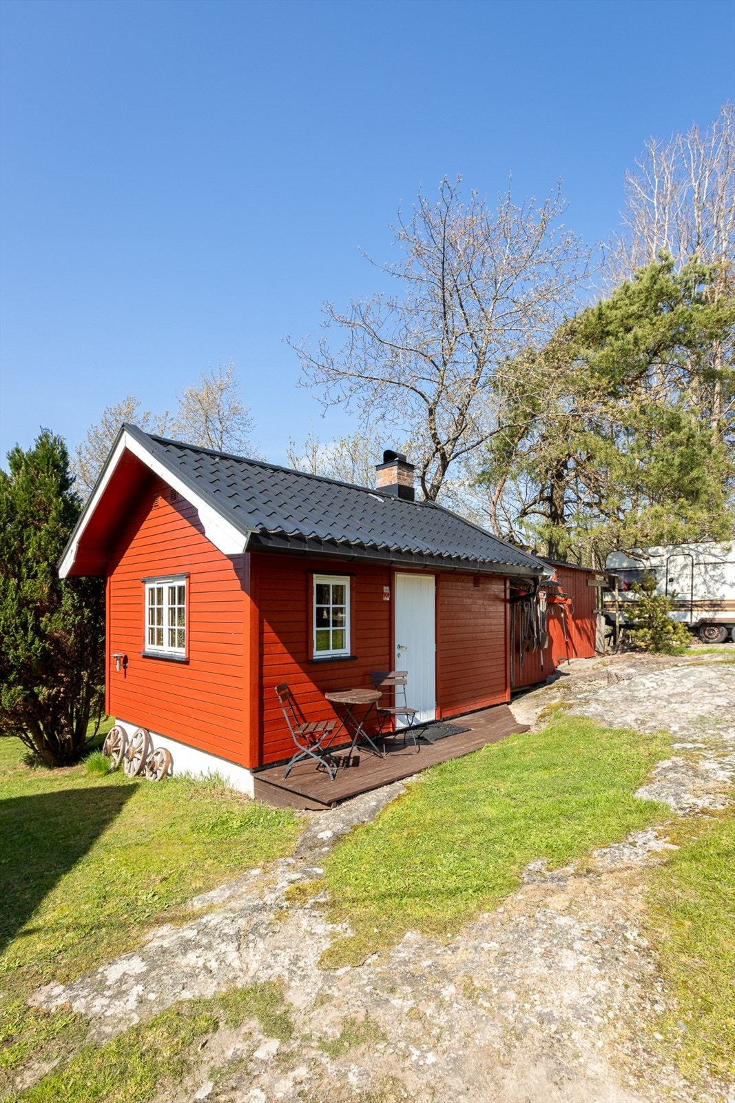 Frittliggende anneks med koselig peisstue og badstue - perfekt for avslapning etter en lang dag. I tillegg finner du både vedbod og redskapsbod som gir praktisk oppbevaringsplass til ved, hageredskaper og annet utstyr. Galleribilde