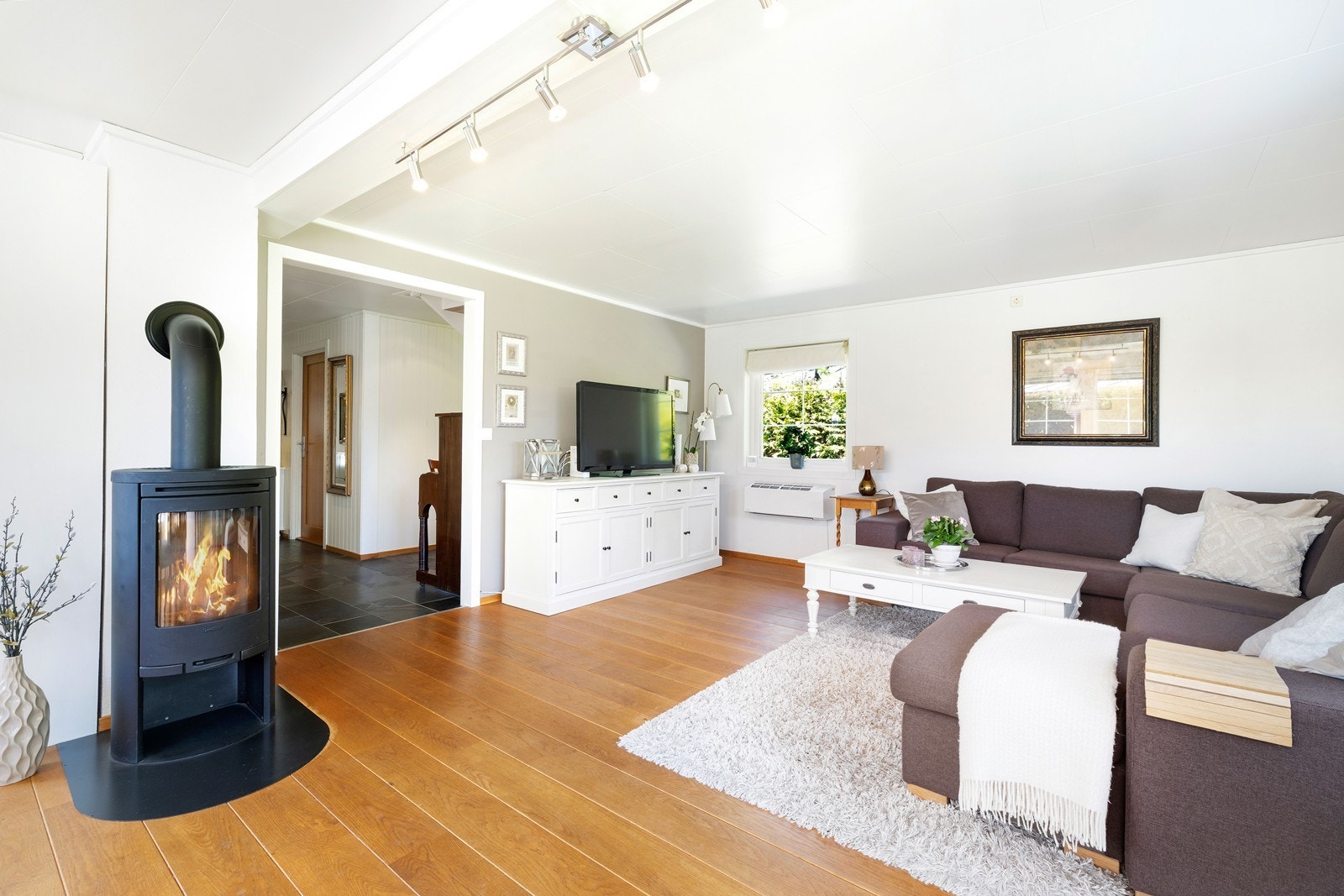 Stuen deles naturlig opp i TV-stue... Galleribilde