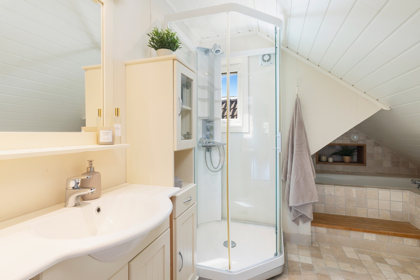 Badet oppe er innredet med både dusjkabinett og badekar. Galleribilde