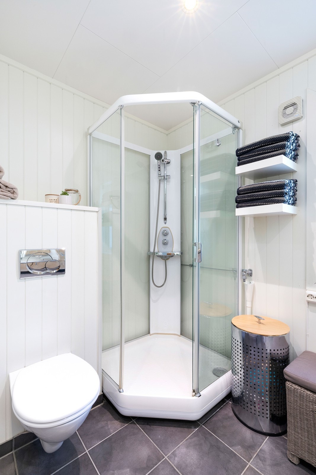 Badet er innredet med bl.a. dusjkabinett og vegghengt klosett. Galleribilde