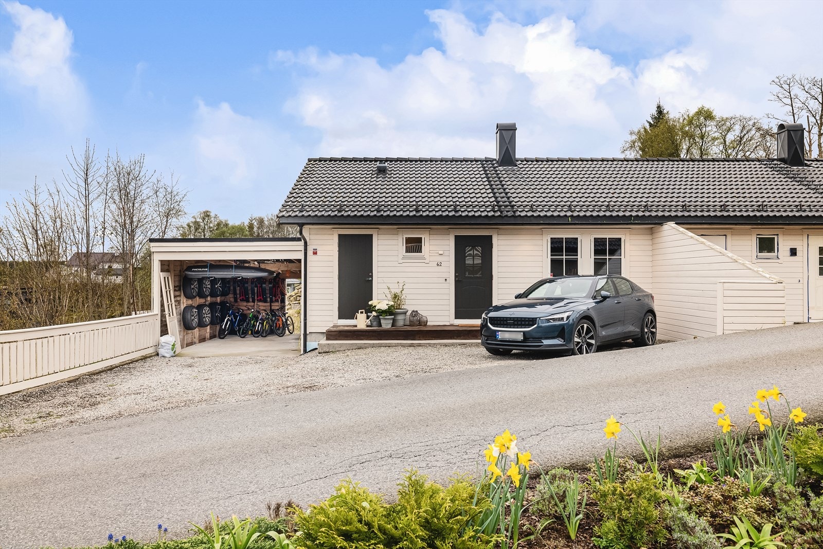 - God plass til parkering med carport og på tomt - Galleribilde
