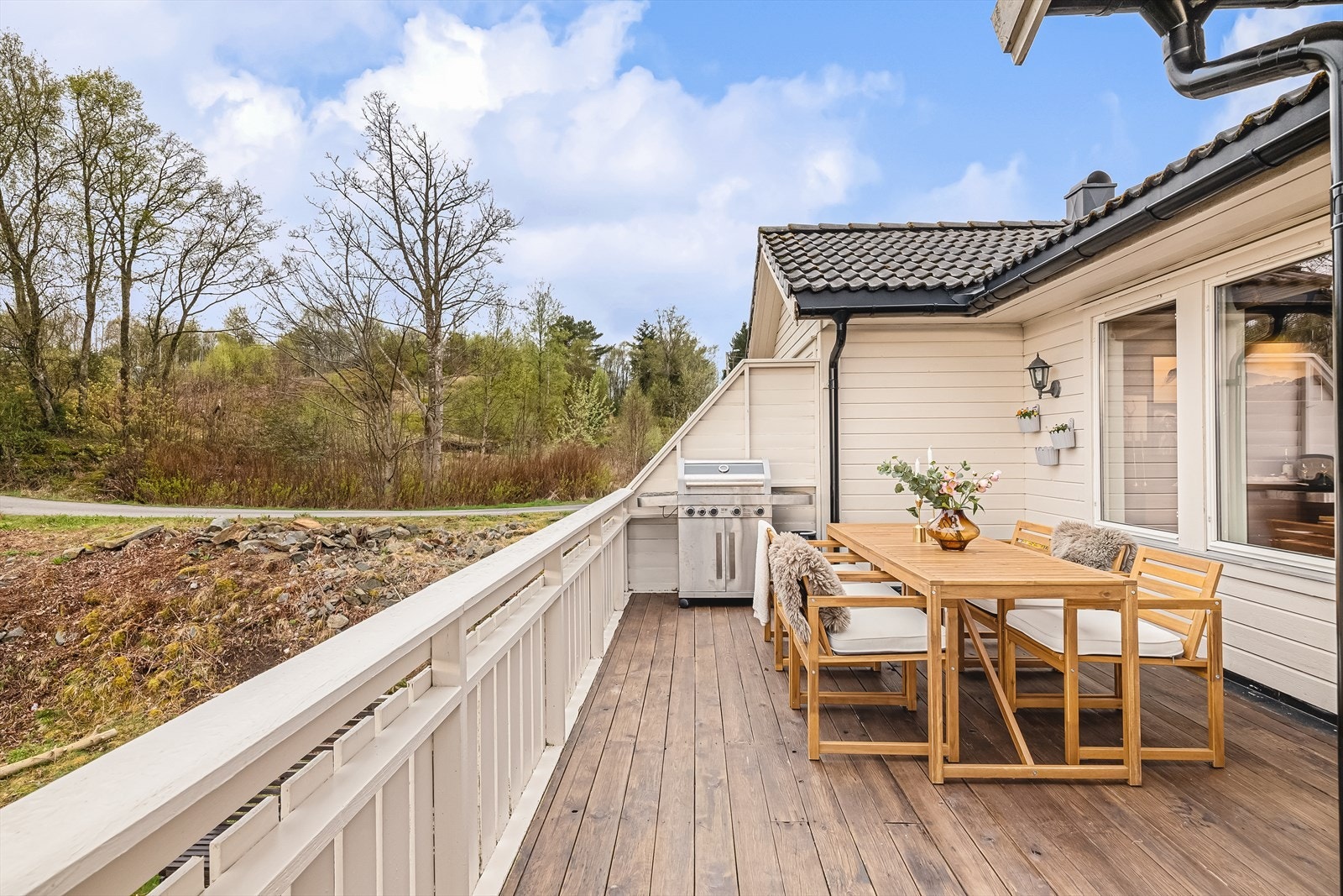 - Eiendommen er sørvendt med sol fore morgen til tidlig kveld - Galleribilde