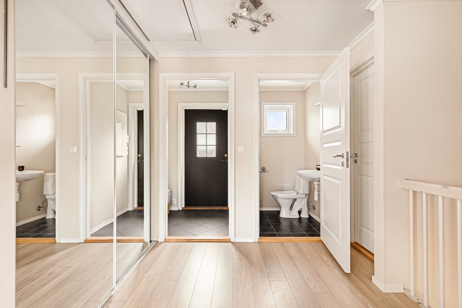- Romslig gang med stor skyvedørsgarderobe som gir godt med oppbevaringsplass - Galleribilde