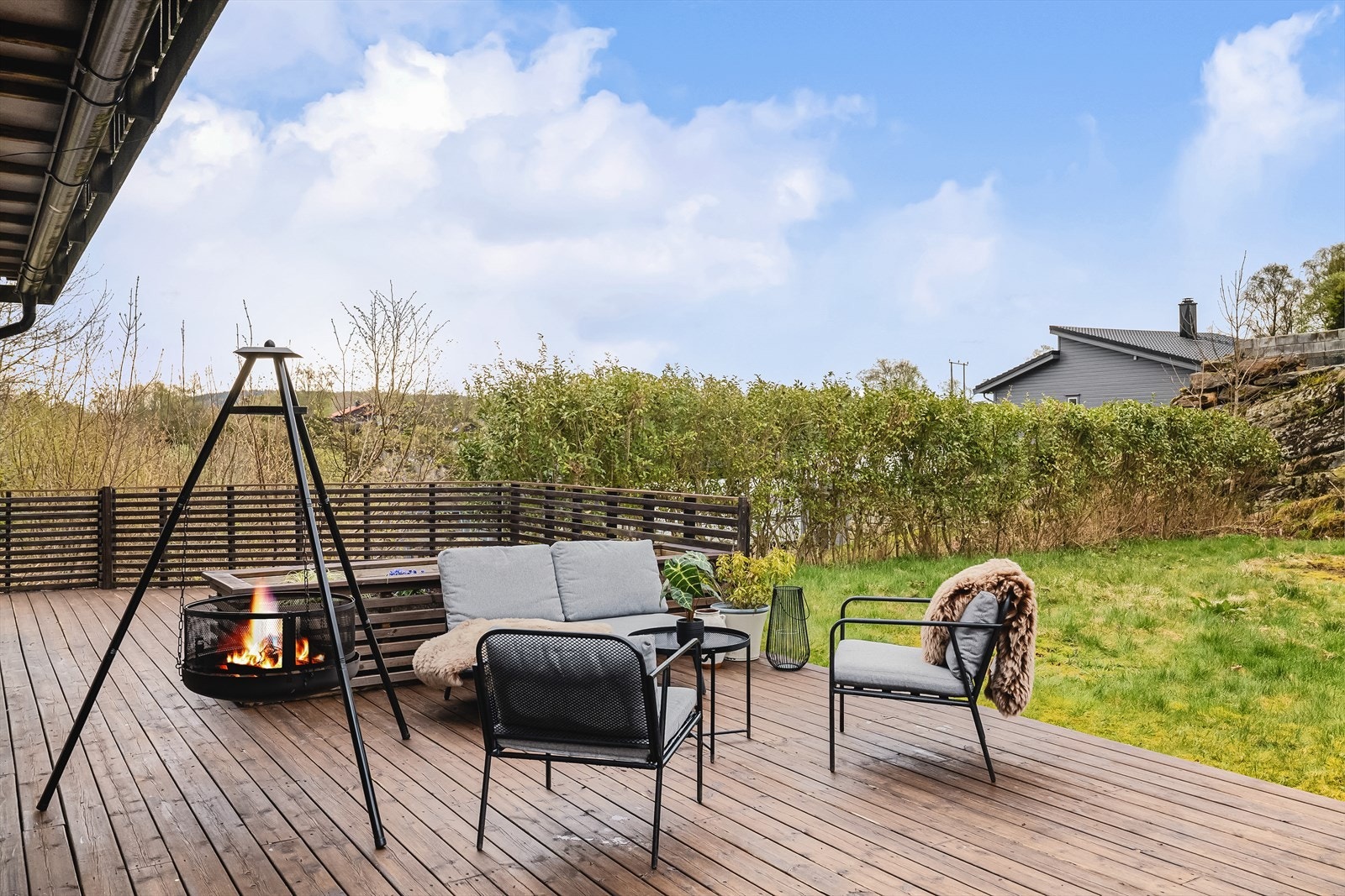 - Fantastisk uteplass med terrasse og hage - Galleribilde