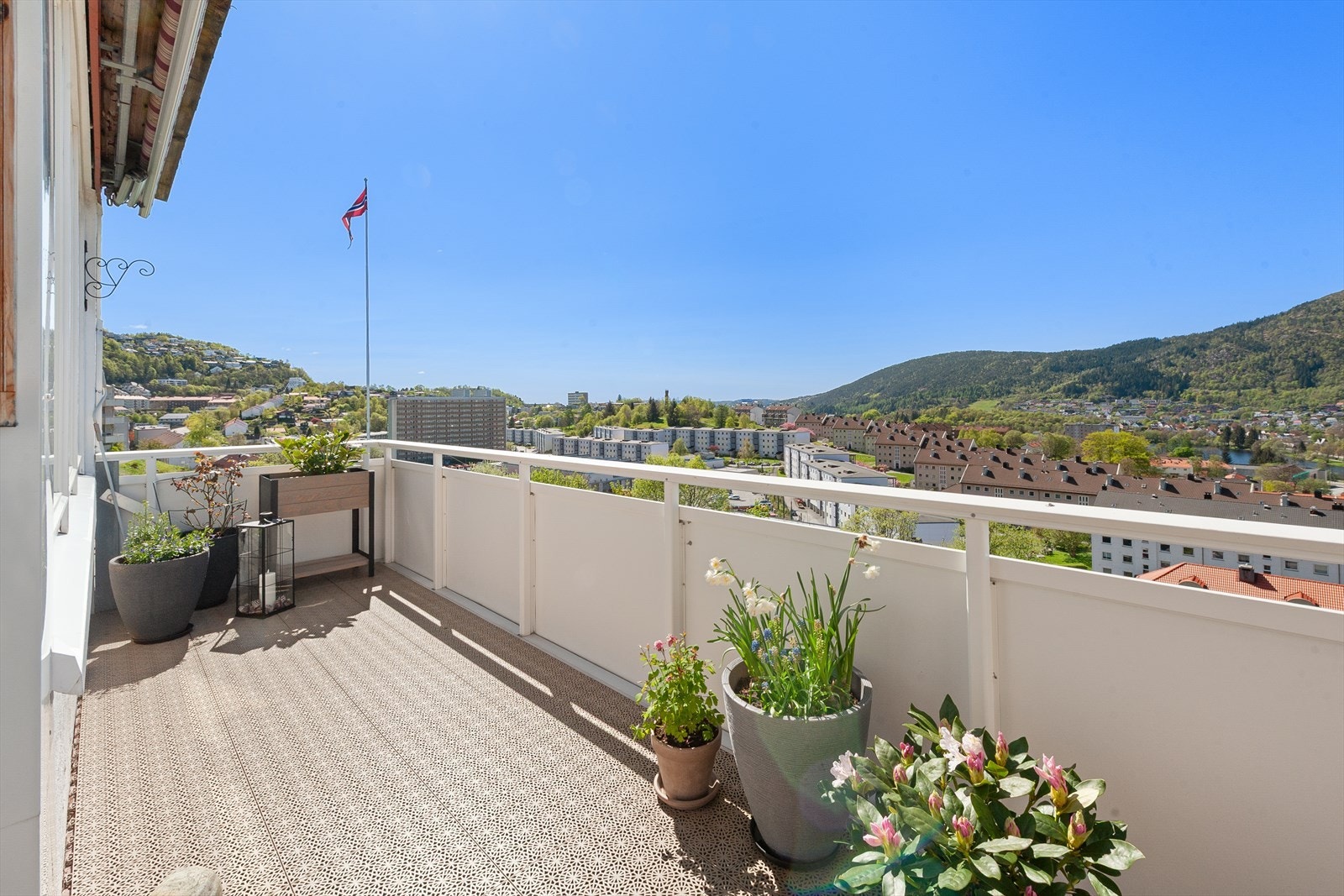 Solrik og skjermet balkong på 13 kvm. Galleribilde