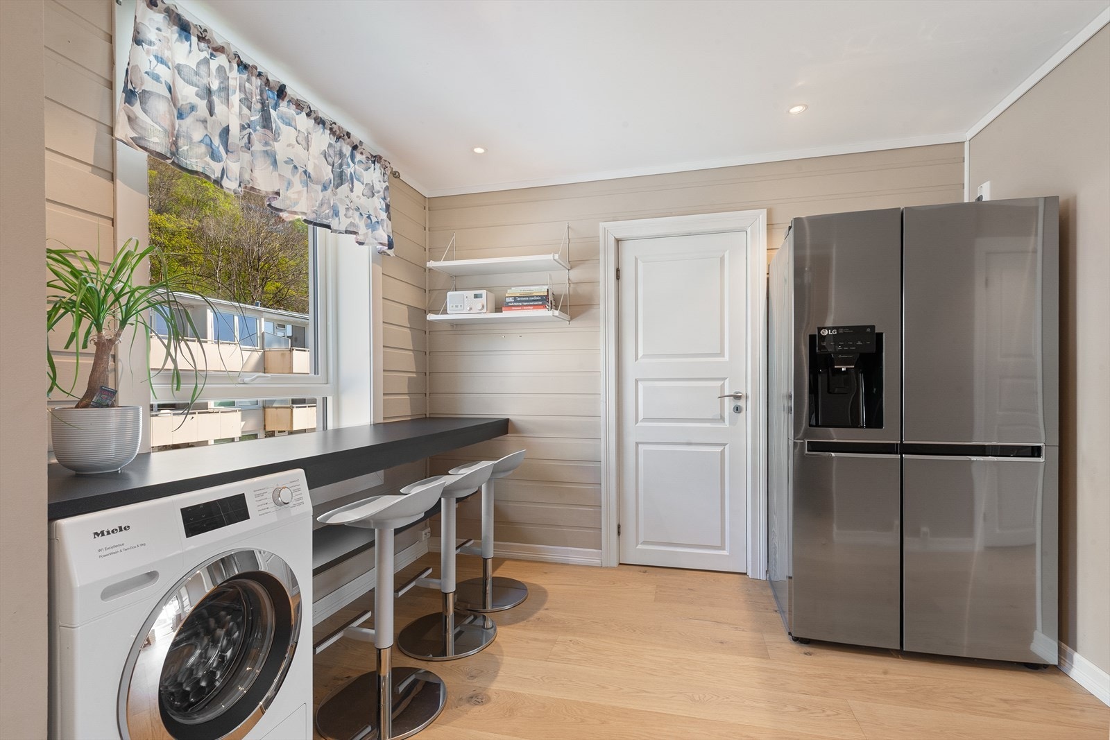 Spiseplass med utsikt mot Ulriken Galleribilde