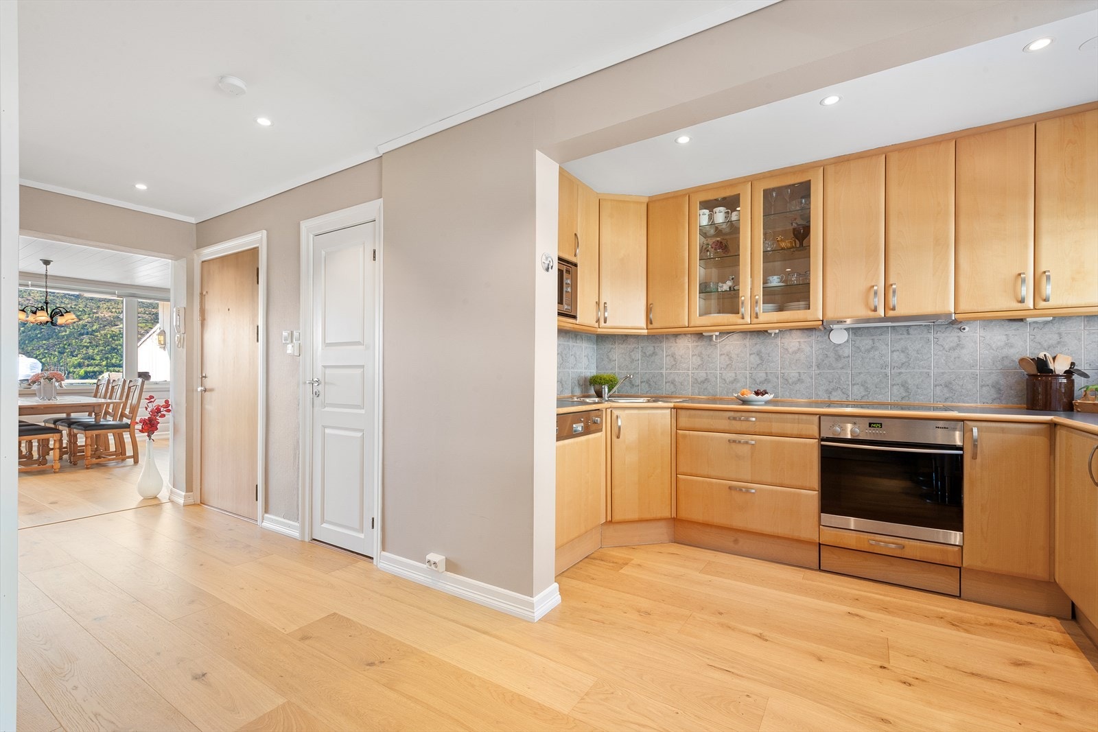 Delvis åpen kjøkkenløsning Galleribilde