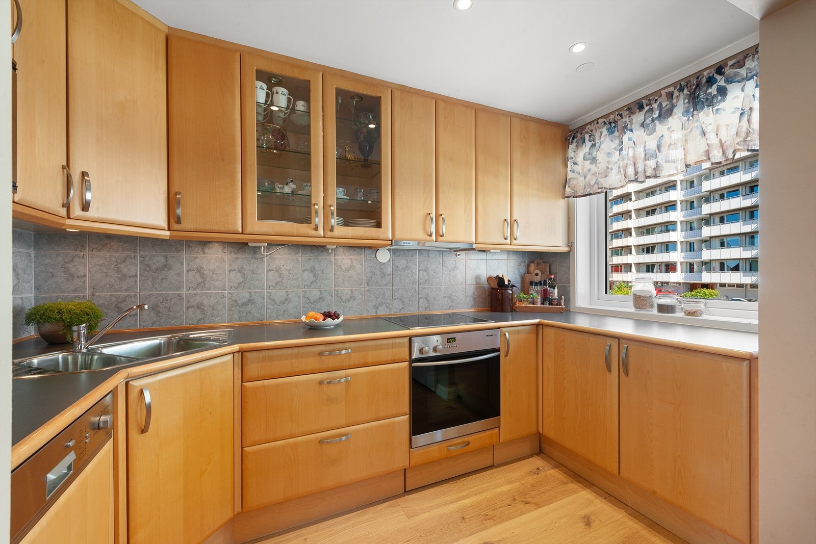 Integrerte hvitevarer og takhøye overskap Galleribilde