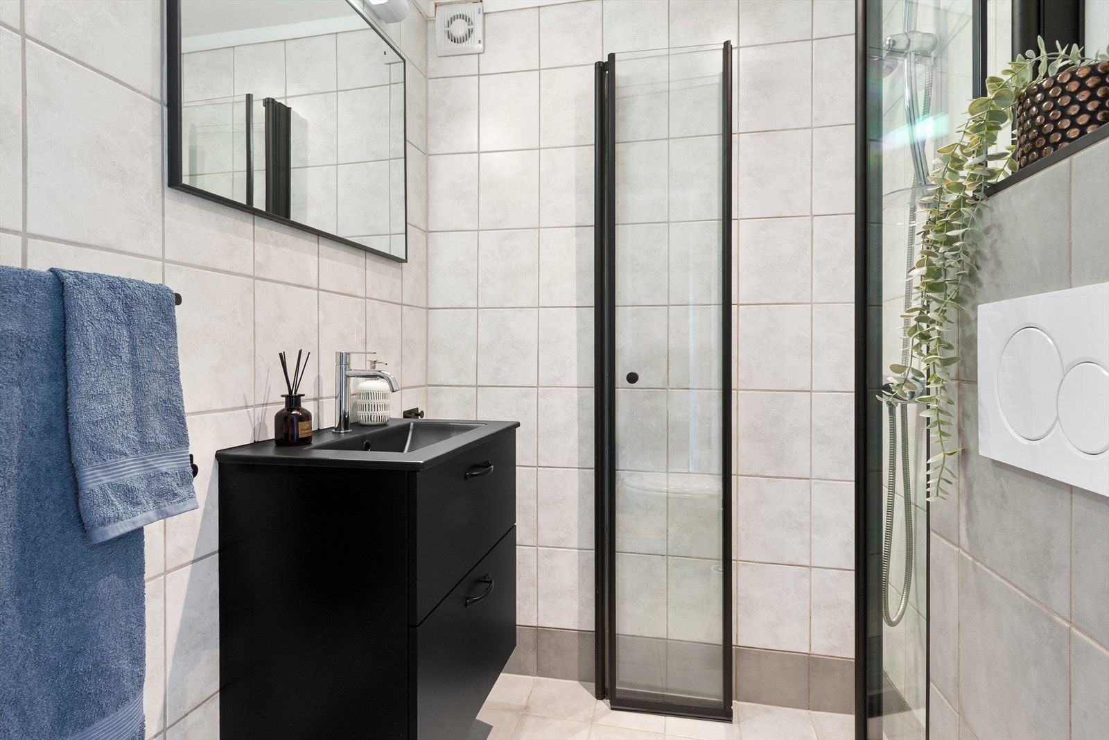 Badet er delvis oppusset i 224 - nytt gulv, sisterne og innredning fra 2024 Galleribilde