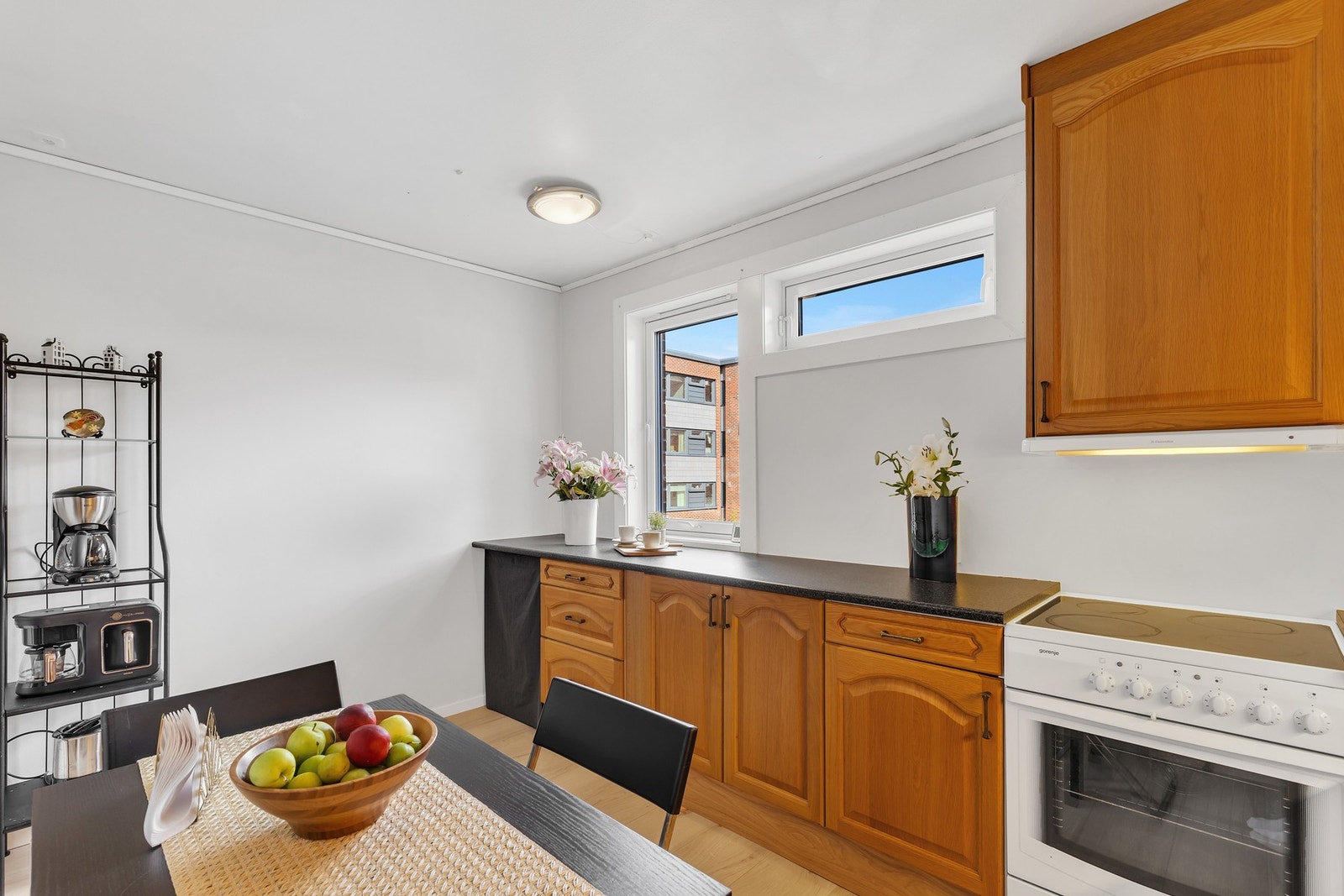 På kjøkkenet er det også plass til et spisebord. Galleribilde