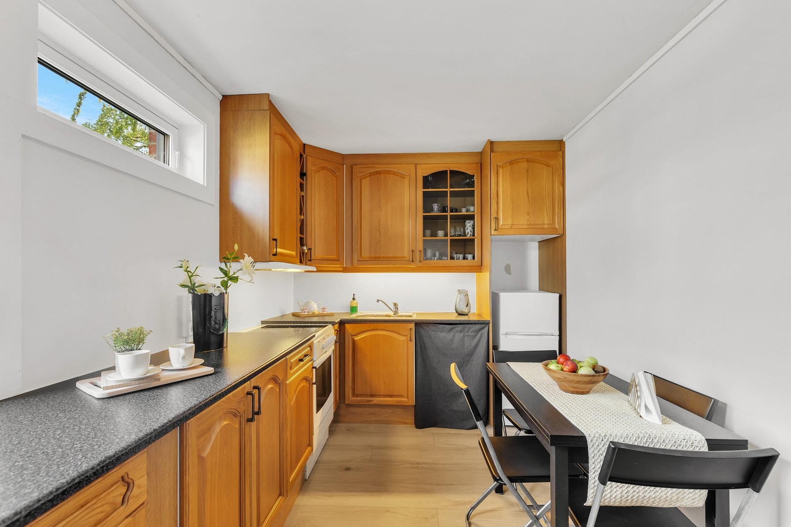 Godt med skap- og benkeplass. Galleribilde