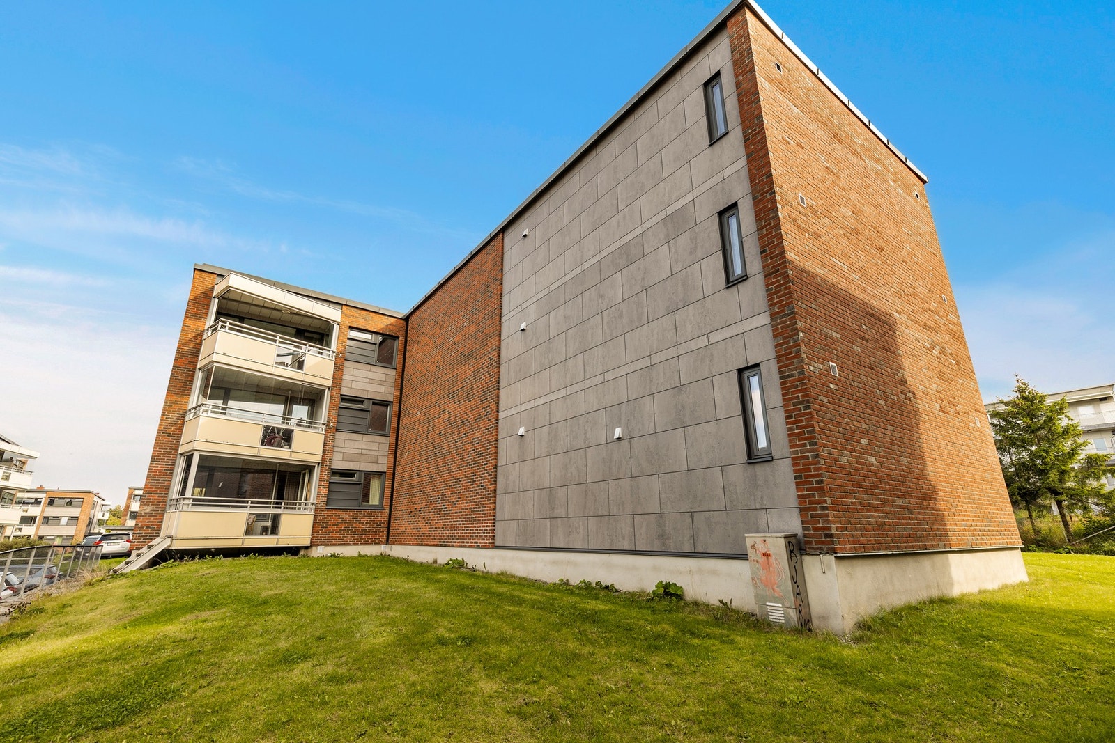 Leiligheten disponerer tre boder i kjeller. Du får også parkeringsoblat for to faste biler og tre gjester. Galleribilde