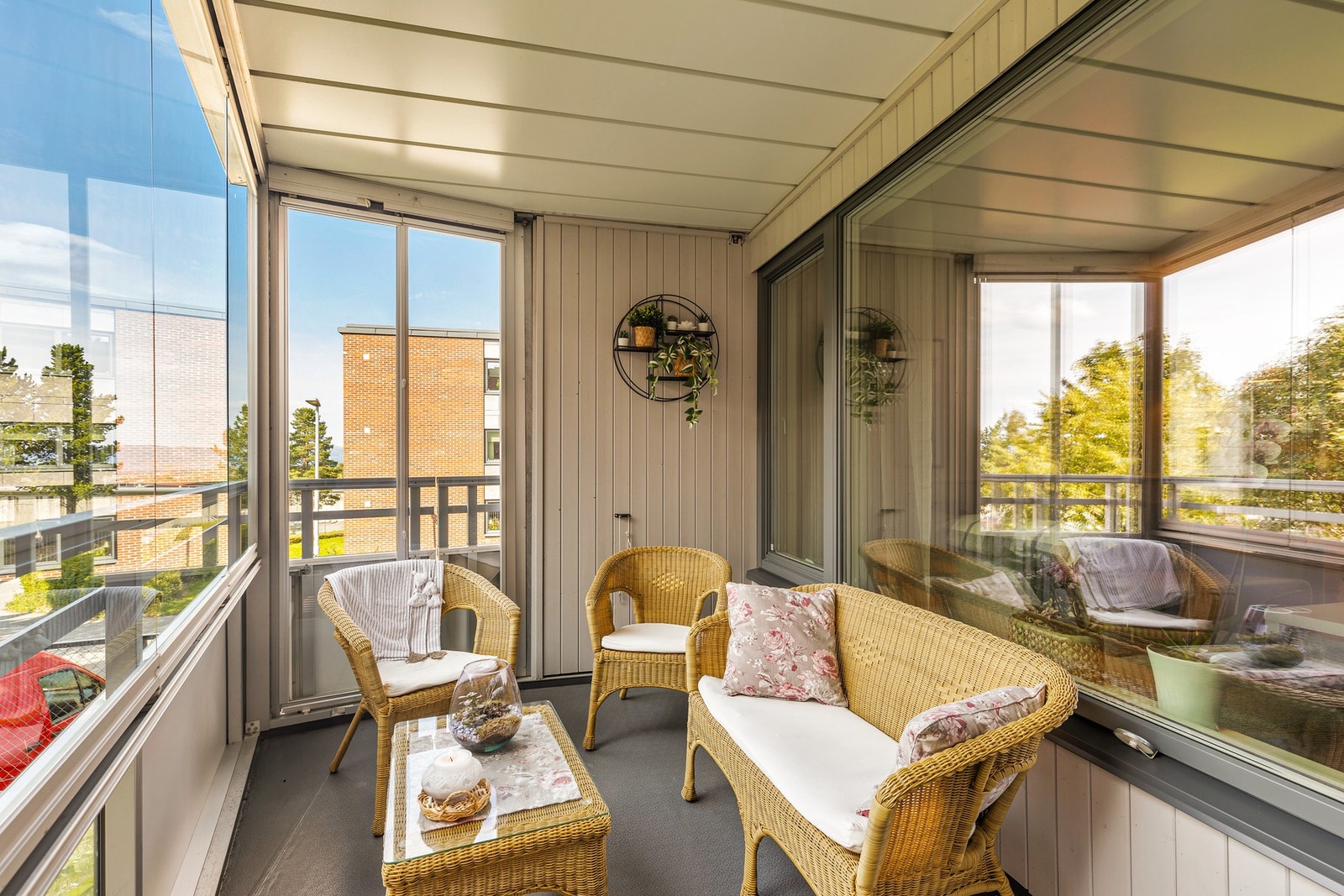 Fra stuen er det utgang til innglasset og vestvendt balkong. Når solen steker kan glassene åpnes helt opp. Galleribilde