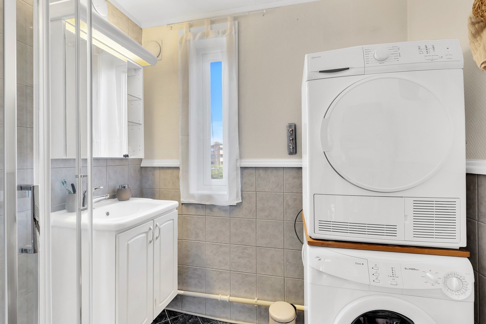 Flislagt bad på 4,5 kvm med gulvvarme. Galleribilde