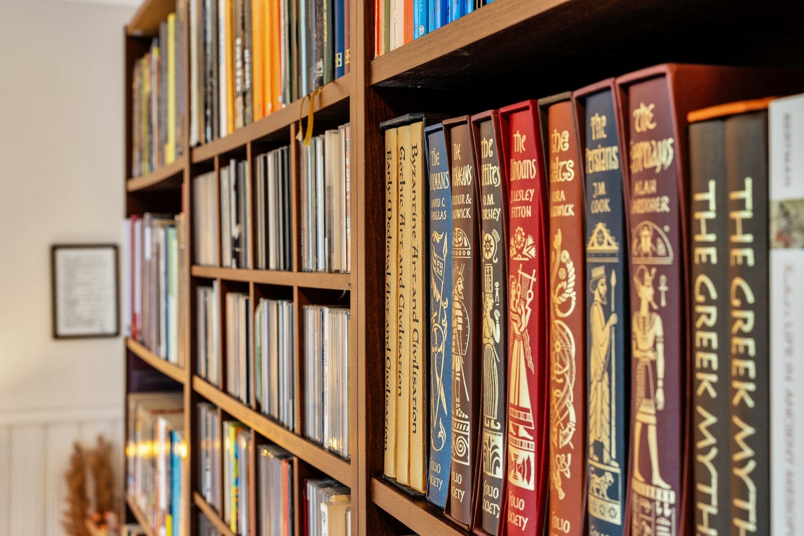 Bokhylle på stue. Galleribilde