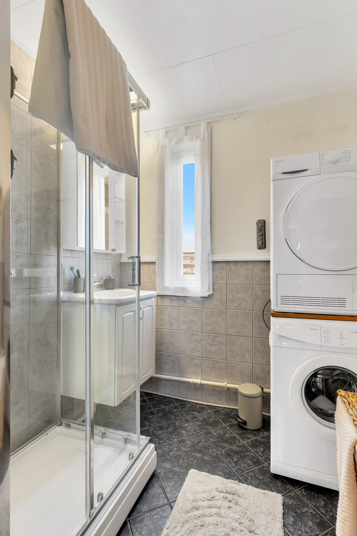 God plass til både vaskemaskin og tørketrommel. Det har blitt dusjet i kabinett. Galleribilde